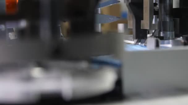 Makine koruyucu tıbbi maskelerle elastik bantları bağlar — Stok video
