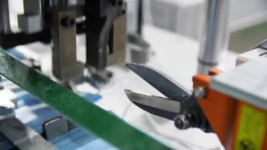 makasla makine tıbbi maskeler için elastik bantları keser