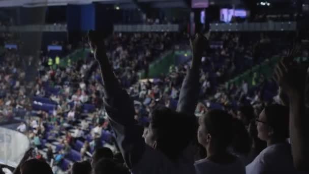 Fãs de esportes bater as mãos para apoiar os jogadores de hóquei na partida — Vídeo de Stock