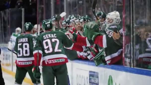 Хокеїсти вітають щасливих колег, які катаються по арені. — стокове відео