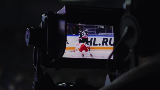 Jogadores de hóquei lutam por puck na visão arena através da câmera — Vídeo de Stock
