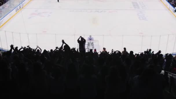 Sports fans clap hands with leader to support hockey team — Stock Video