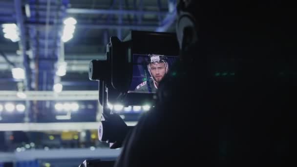 Vue des joueurs de hockey et de l'aréna sur écran de caméra de télévision — Video