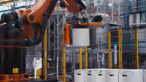 Ekipman, fabrika koruma ürün kutularını istifliyor — Stok video