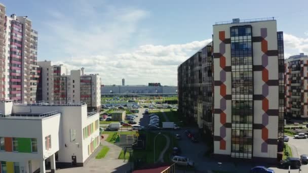 Mouvement aérien des immeubles d'habitation vers un grand parc verdoyant — Video