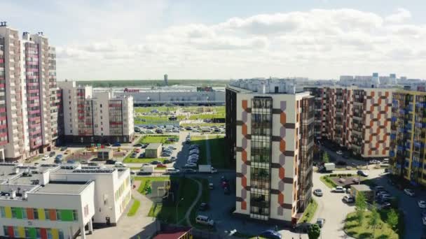 Flervåningshus nära stadsträdgården och köpcentret på solig dag — Stockvideo