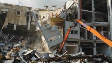 Kesicili makine hokey stadyumunun yapımını mahvetti.