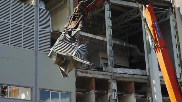 Excavatrice avec coupe démonte les débris sur le site de démolition — Video