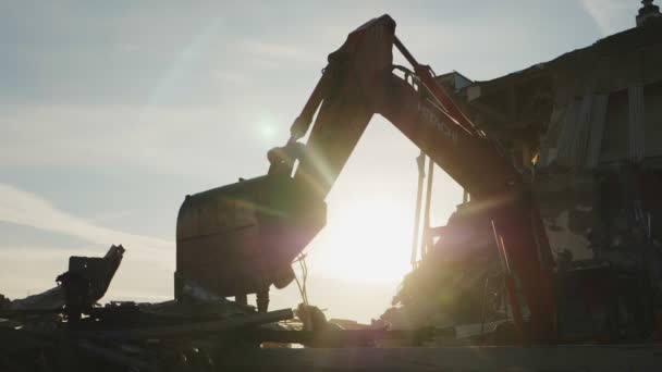 Silueta de excavadoras que desmontan restos de antiguas arenas — Vídeo de stock