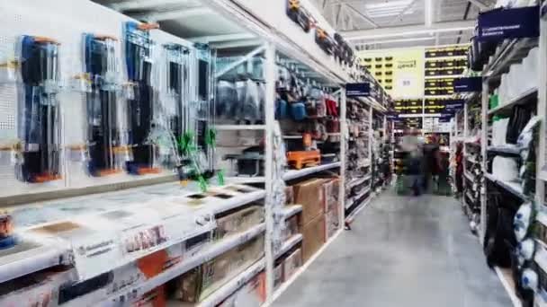 Klanten kiezen verschillende goederen in moderne hardware winkel — Stockvideo