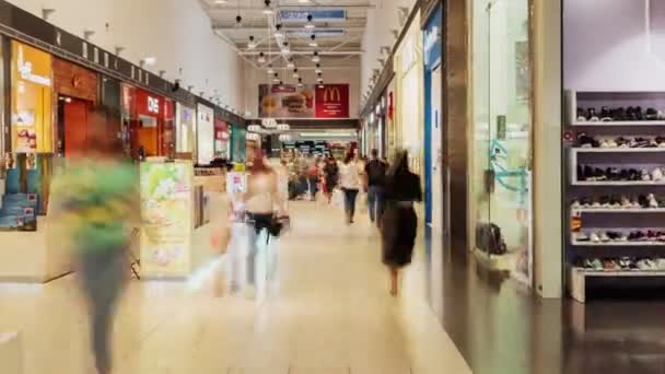 Les gens passent devant différents magasins dans le centre commercial timelapse — Video