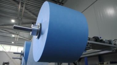 Dükkandaki koruyucu maskeler için açık mavi kumaş ruloları