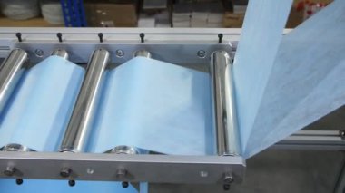 Üretim hattına bağlı maskeler için açık mavi kumaş