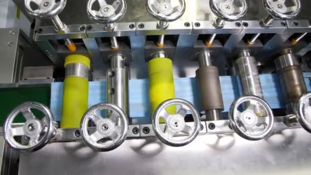 Linia produkcyjna działa z jasnoniebieską tkaniną do masek — Wideo stockowe