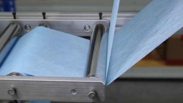 Производственная линия соединяет полоски ткани для одноразовых масок — стоковое видео
