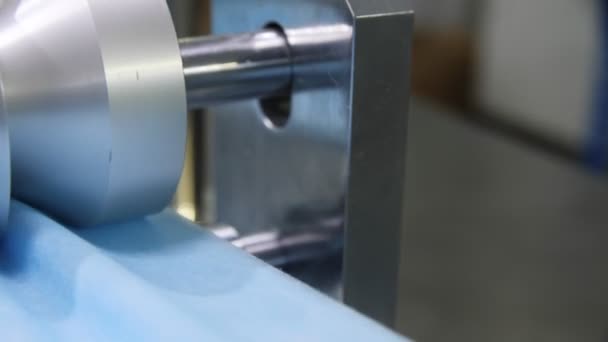 Переміщення повз машину роблячи ножиці на матеріалі для масок — стокове відео