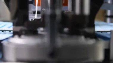 Üretim hattı koruyucu maskelerle elastik bantları birbirine bağlıyor