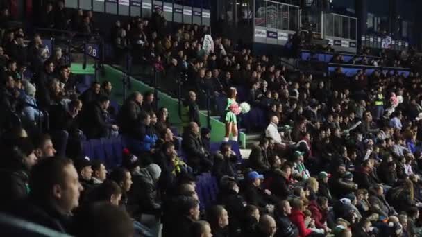 Flicka cheerleaders dansa bland fans på åskådare platser — Stockvideo