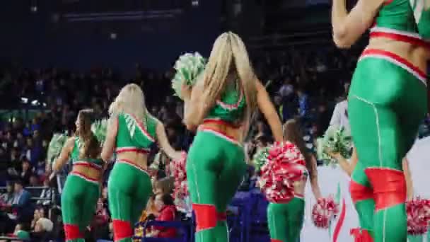 Pom-pom girls en uniforme vert danse près de la patinoire moderne — Video
