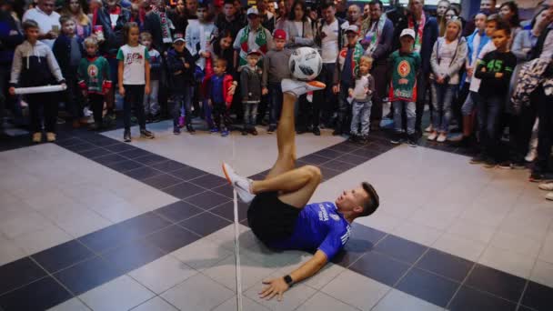 Futbolcu stadyumdaki insanlara topla oyunlar oynuyor. — Stok video