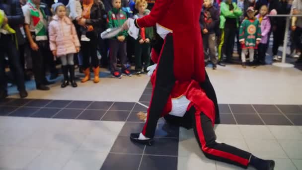 Grappige jongleurs treden op met pinnen voor publiek in stadion hal — Stockvideo