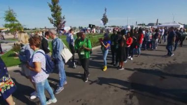 İnsanlar Skyway süspansiyon demiryolu sergisini bekliyor