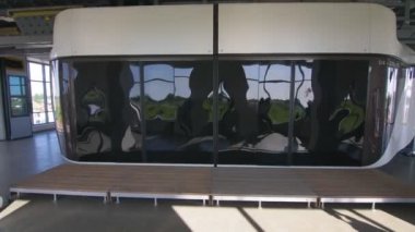 İnsanlar üstgeçit istasyonunda modern Skyway ulaşımından iniyorlar.