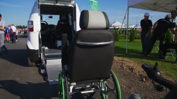 Mouvement passé fauteuil roulant vide à l'intérieur du camion de voiture moderne — Video