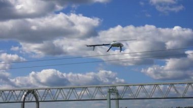 Uzaktan kumandalı helikopter, asma demiryoluna karşı.