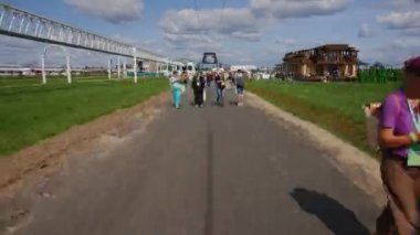 Ziyaretçiler süspansiyon demiryolu zaman çizelgesi yakınında yürüyorlar