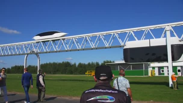 Olika Skyway-transportenheter längs upphängningsbanan — Stockvideo