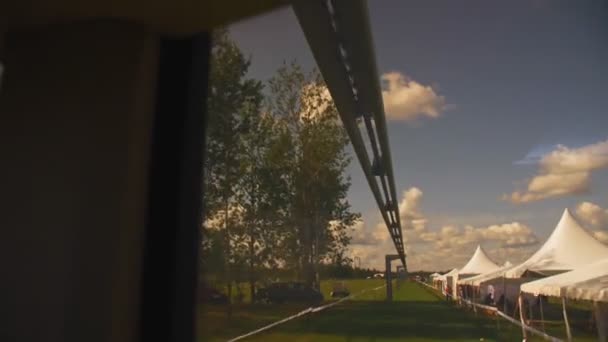 Skyway transporte conduire le long du chemin de fer suspendu à l'essai — Video