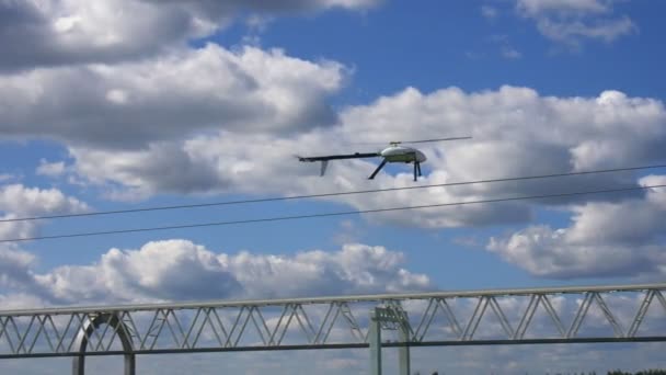 Вертолет дистанционного управления в воздухе против подвесной железной дороги — стоковое видео