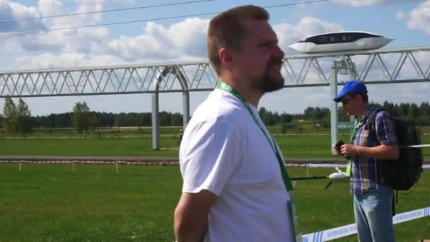 Yüksek süspansiyon demiryolu boyunca deneysel unibus sürücüleri — Stok video