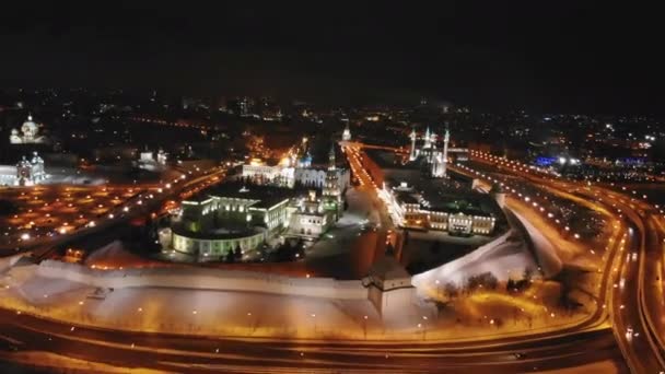 Nächtliches Stadtbild mit beleuchteten Stadien und Straßen — Stockvideo