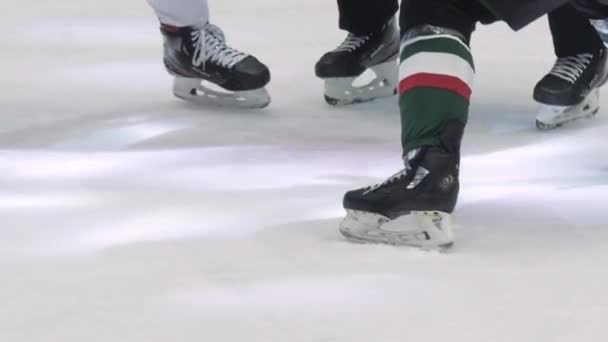 Jugadores de hockey con palos luchan por disco en pista de hielo moderna — Vídeo de stock