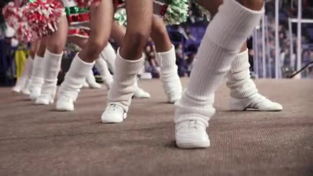 穿着白腿袖子的啦啦队队长在冰球场附近跳舞 — 图库视频影像