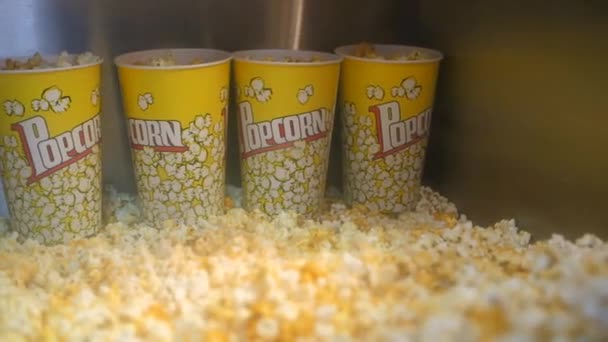 Cubos y pila de palomitas de maíz fresco en exhibición en fastfood café — Vídeo de stock