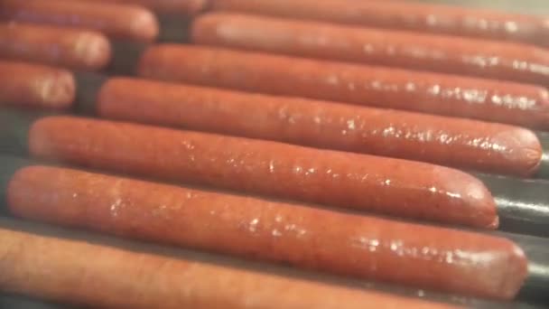 Salsichas naturais aquecimento no fogão moderno no café fastfood — Vídeo de Stock