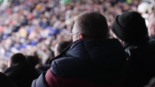 Férfi szemüvegben néz érdekes hoki játék arénában — Stock videók