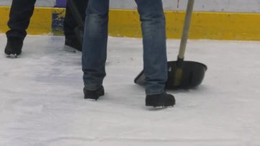 Stadyumdaki hokey maçı için kürekli işçiler temiz.