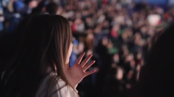 Эмоциональная леди смотрит интересный хоккей на стадионе — стоковое видео