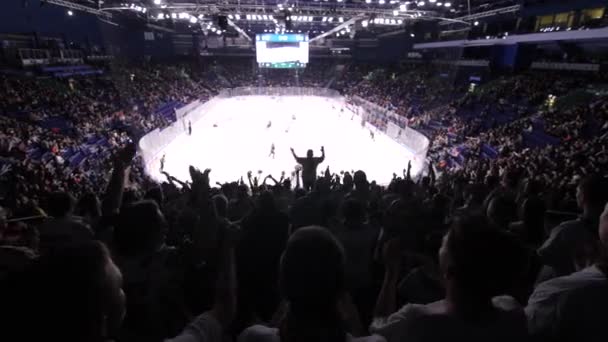 A sportrajongók tapsolnak, hogy támogassák a jégkorongozókat — Stock videók