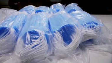 Masasında ve içinde koruyucu maskeler olan plastik torbalar.
