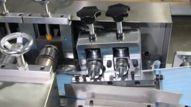 üretim hattı kumaş ve elastik bant ile çalışır