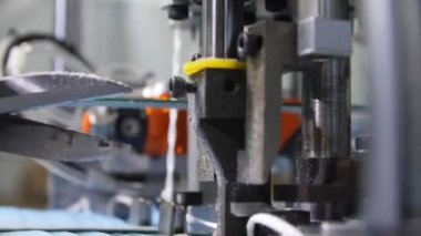 Makine elastik bandı koruyucu maskelere keser ve bağlar