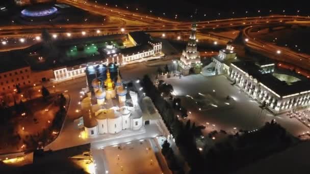 Igreja ortodoxa com cúpulas de ouro em quadrado na cidade de inverno — Vídeo de Stock