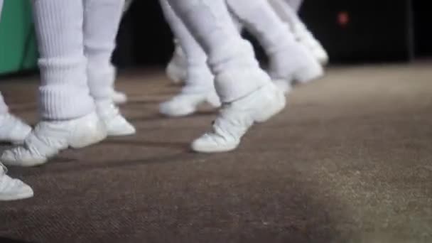 Cheerleaders equipe em branco perna mangas danças no estádio — Vídeo de Stock