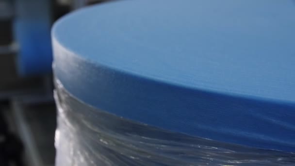 Pohyb přes modrou tkaninu k výrobě jednorázových masek — Stock video