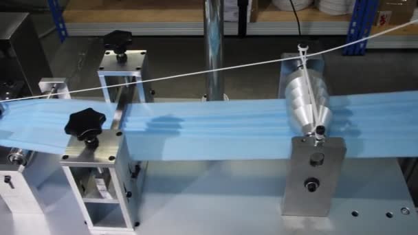 Üretim hattı tekstil ve ince elastik bant ile çalışır — Stok video